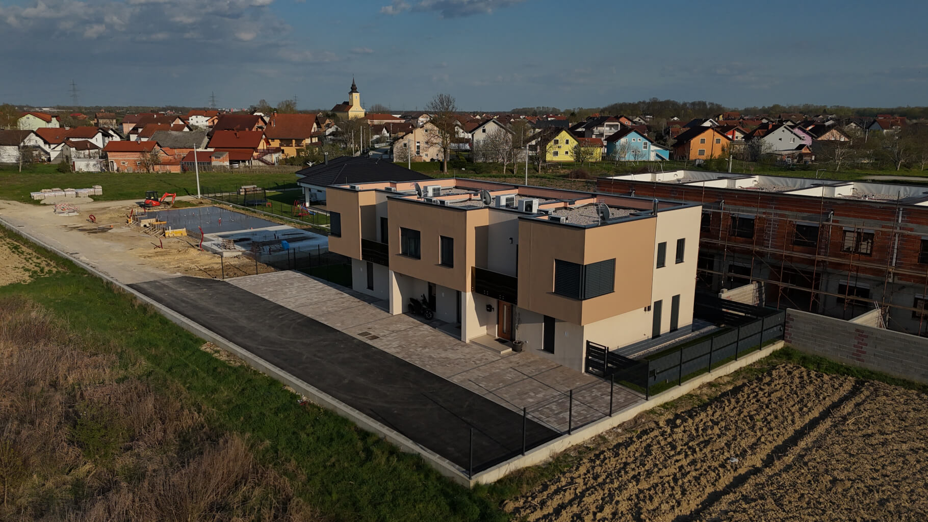 dji_fly_20250403_175300_0032_1743695916900_photo